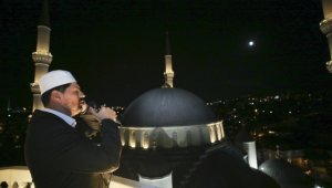 Ülke genelindeki camilerde sela okundu