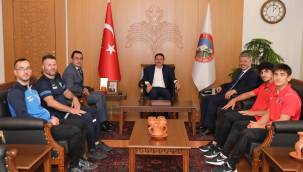 Vali Çiçek, Şampiyon Güreşçileri Kabul Etti 