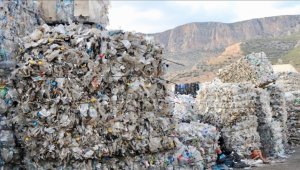 Ağlara takılan plastikleri toplayarak Akdeniz'i temizliyorlar