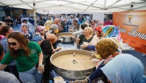 AK Parti Eskişehir İl Başkanlığı vatandaşlara aşure ikram etti