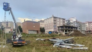 Ardahan'da fırtına nedeniyle çatılar uçtu, araçlarda hasar meydana geldi