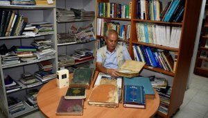 Atıl dükkanı gazetecilik yıllarında biriktirdiği belge ve kitaplarla kütüphaneye çevirdi