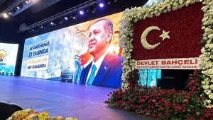 Bahçeli'den AK Parti'nin 22. kuruluş yıl dönümü için Türk bayraklı kutlama çiçeği