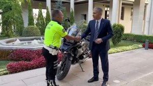 Bakan Yerlikaya, motosiklet sürücüsünü uyarı tarzıyla gündem olan polisi kabul etti