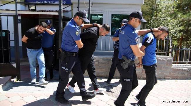 Başkentte kaza yapan aracın sürücüsünü silahla tehdit eden 3 şüpheliden 2'si tutuklandı