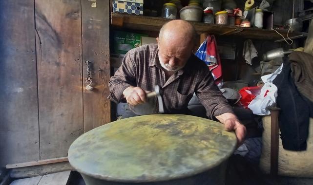 Beypazarı'nın son kalaycılarından Nazmi Usta mesleğini 66 yıldır sürdürüyor