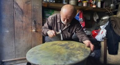 Beypazarı'nın son kalaycılarından Nazmi Usta mesleğini 66 yıldır sürdürüyor