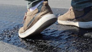 Denizli'de aşırı sıcaklarda yolun zeminindeki asfalt eridi