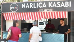 Depremzede esnaf yöresel lezzetleri konteynere taşıdığı tezgahında sunuyor