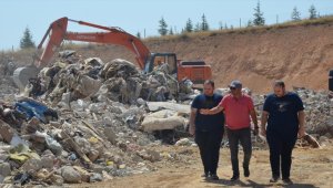 Depremzede ikizler yıkıntılar arasında anılarını arıyor