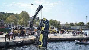 Eminönü'nde denize düşen İETT otobüsü çıkarıldı