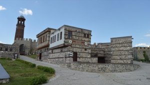 Erzurum'un "kültür ve sanat evi" ziyaretçilerini tarihi yolculuğa çıkarıyor