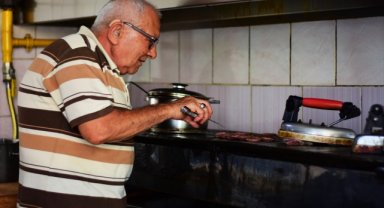 Eskişehirli Fahrettin Usta 44 yıldır "ütüyle" balaban kebabı yapıyor