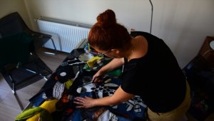 Eskişehirli sanatçı atıkları dönüştürerek yaptığı "kumaş böceklerle" doğadaki tahribata dikkati çekiyor