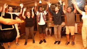 Ganalı doktor adayı, horon oynadığı videolarıyla Karadeniz kültürünü tanıtıyor