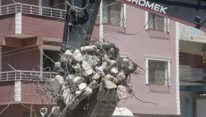 Hatay'da ağır hasarlı 2 bina patlayıcı yardımıyla yıkıldı 