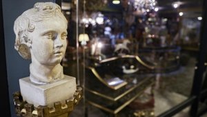 Horhor Antikacılar Çarşısı'nda üç kuşak bir arada antikacılık yapıyor