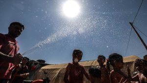 İdlib'deki kamplarda termometreler 50 dereceyi gösteriyor