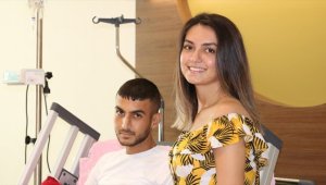 İkizinden karaciğer nakliyle hayata tutundu