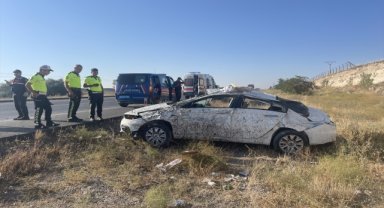 Kayseri'de devrilen otomobildeki 3 kişi yaralandı