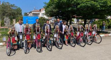 KBB Başkanı Büyükkılıç, söz verdiği 10 öğrenciye bisikletleri gönderdi