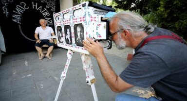 Körüklü fotoğraf makinesiyle turistlere nostalji yaşatıyor