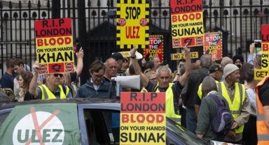 Londra'da yürürlüğe giren "Ultra Düşük Emisyon Bölgesi" uygulaması protesto edildi