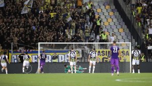 Maribor-Fenerbahçe mücadelesi tribünlerde çıkan olaylar nedeniyle durdu