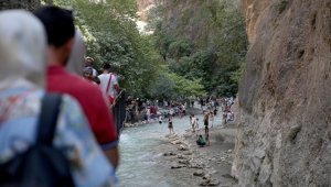 Muğla ile Antalya'yı ayıran Saklıkent Kanyonu, ziyaretçilerini serinletiyor