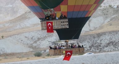 Sıcak hava balonları Kapadokya semalarında Türk bayraklarıyla süzüldü