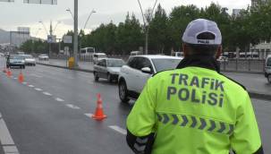 Trafik ekipleri 1 ayda 142 bin araç ve sürücüyü denetledi