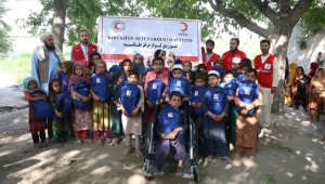 Türk Kızılaydan okula emekleyerek giden engelli Afgan öğrenciye yardım eli