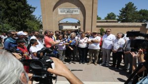 Yeşil Sol Parti Eş Genel Başkanı Uçar, Nevşehir'de Hacı Bektaş Veli Türbesi'ni ziyaret etti
