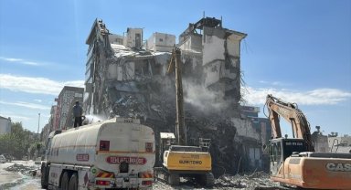 Adıyaman'da ağır hasarlı binaların kontrollü yıkımı devam ediyor