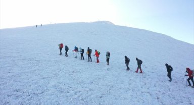 Ağrı Dağı'nın zirvesini kaplayan takke buzulu küresel ısınmanın etkisiyle küçülüyor