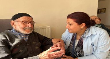 AK Parti Kırşehir İl Başkanı Ünsal, huzurevi sakinleri ve sanayicilerle buluştu