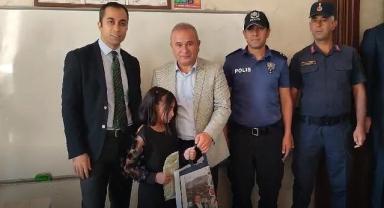 Akkışla Belediye Başkanı Arslan, öğrencilere kırtasiye seti hediye etti