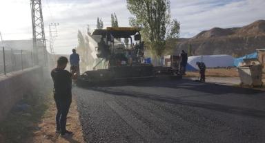 Akkışla’nın Gömürgen Mahallesinde sıcak asfalt dökülmeye başladı