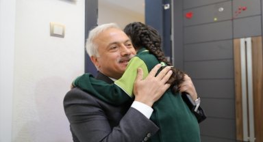 Aksaray'da şehit kızı ilk gün okuluna Vali Kumbuzoğu ile gitti