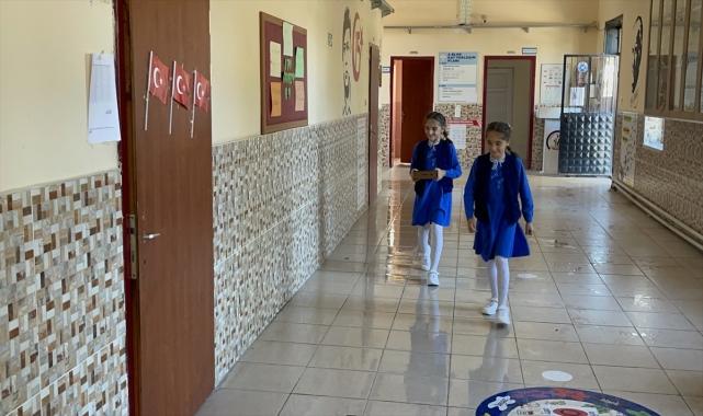 Aksaraylı ikizler kumbaralarındaki parayı depremzede çocuklara bağışladı
