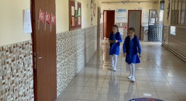 Aksaraylı ikizler kumbaralarındaki parayı depremzede çocuklara bağışladı