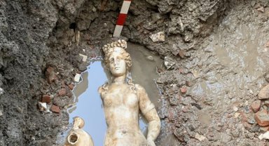 Amasra'da tarihi Bedesten'de yapılan kazılarda 1800 yıllık "su perisi heykeli" bulundu