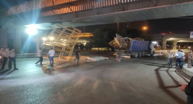 Ankara'da seyir halindeki kamyonun dorsesindeki demirler üst geçide çarptı