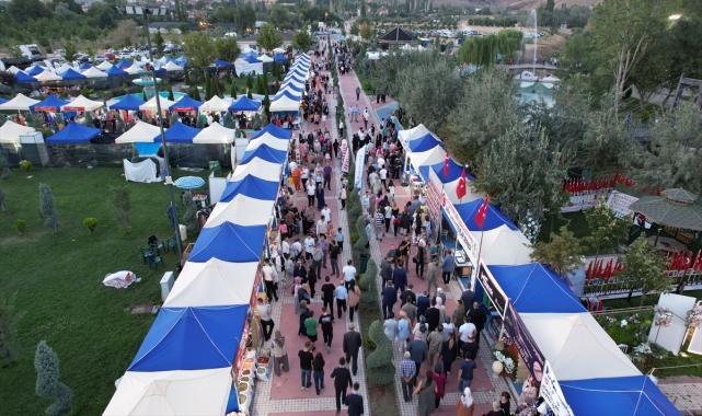 Ankara'nın Çubuk ilçesinde en hızlı turşu kurma ve yeme yarışması düzenlendi