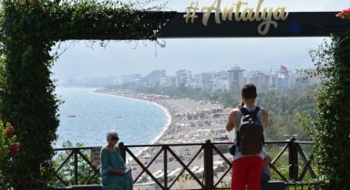 Antalya sahillerinde tatil hareketliliği sürüyor