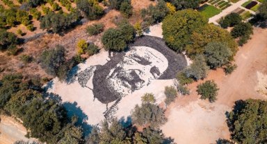 Aşık Veysel'in vefatının 50. yılında Bodrum'da topraktan dev portresi yapıldı