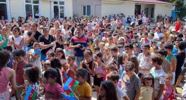 Azerbaycan'dan Hatay'daki depremzede öğrencilere kırtasiye yardımı