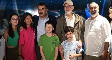 Bakan Tekin öğrencilerle "Yıldız Tozu" filmini izledi