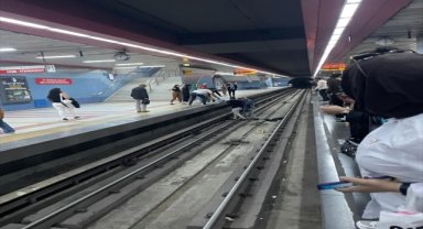 Başkentte metro raylarına düşen kadın vatandaşlarca kurtarıldı