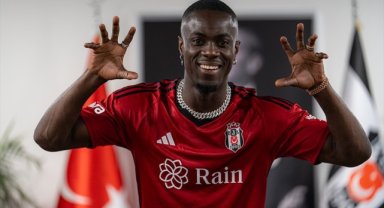 Beşiktaş'ın yeni transferi Eric Bailly imzayı attı, formayı giydi
